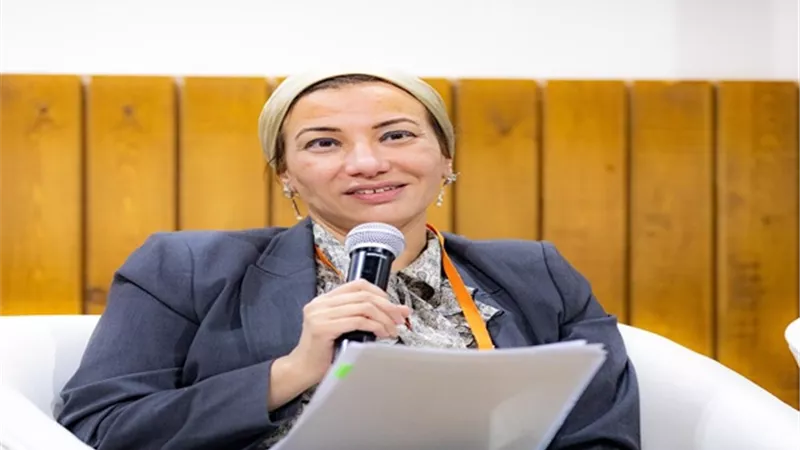 وزيرة البيئة تشارك في جلسة 