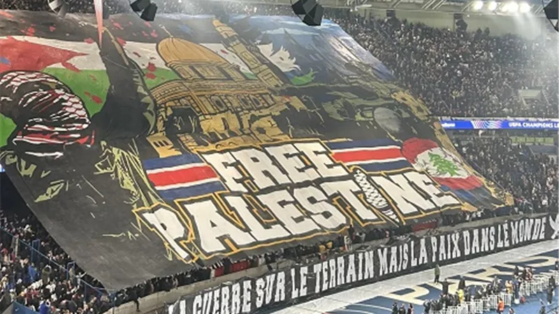 شاهد .. جماهير باريس سان جيرمان : فلسطين حرة