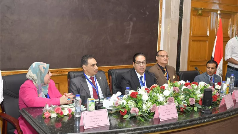 رئيس جامعة القاهرة يفتتح مؤتمر كلية الآداب حول 