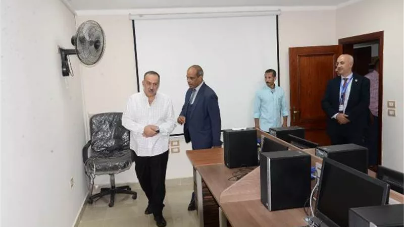 محافظ أسيوط يتابع سير العمل بالوحدات الحسابية