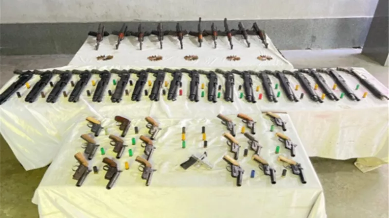 الداخلية تضبط معلمين الكيف وتجار السلاح في 3 محافظات
