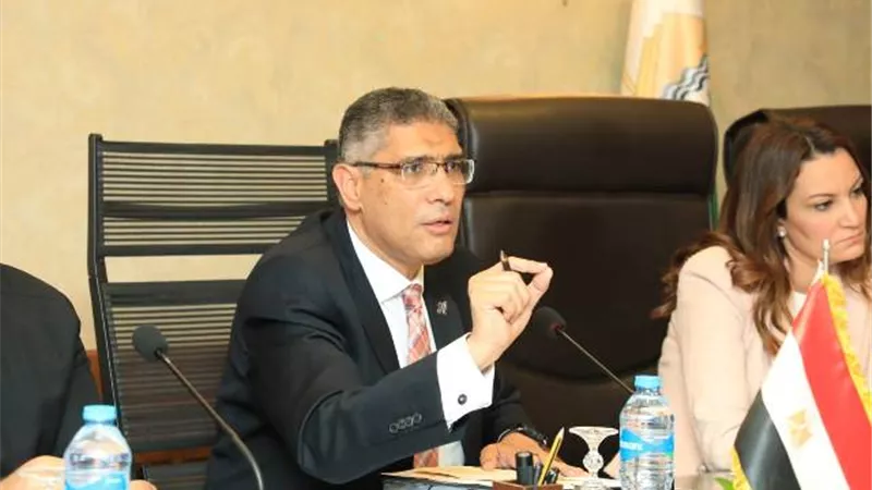 النجار يكلف بتخصيص شباك محدد لاستخراج رخص المحال العامة