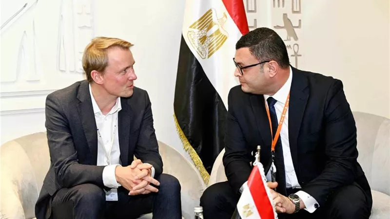 وزير الإسكان يبحث مع وزير البيئة الألماني سبل تعزيز التعاون المشترك