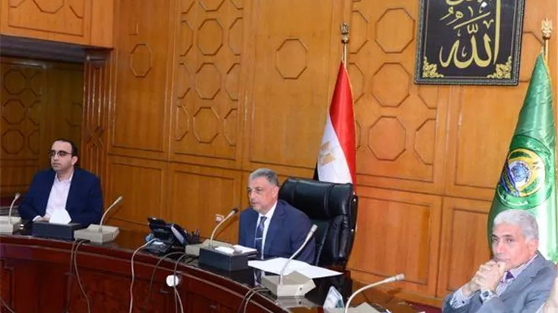 محافظ الإسماعيلية يستعرض الموقف التنفيذي لمشروعات القنطرة شرق