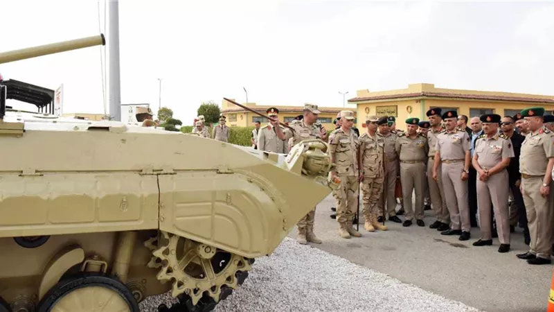 وزير الدفاع يشهد مناقشة البحث الرئيسى لإدارة المدرعات