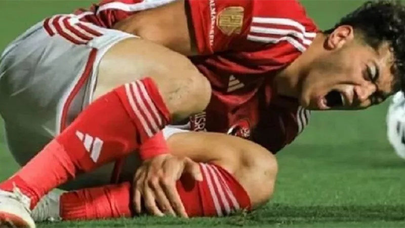 إمام عاشور يغادر مباراة الأهلي وزد للإصابة - شاهد