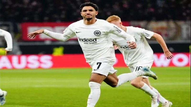 مرموش يقود فرانكفورت لفوز صعب على سلافيا براجا بالدورى الأوروبى