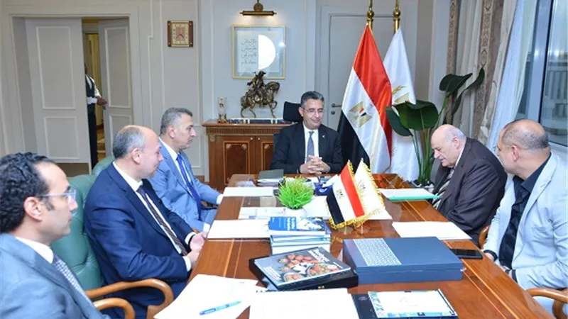 وزير التموين يبحث مع رئيس شعبة المخابز تحسين كفاءة منظومة الخبز