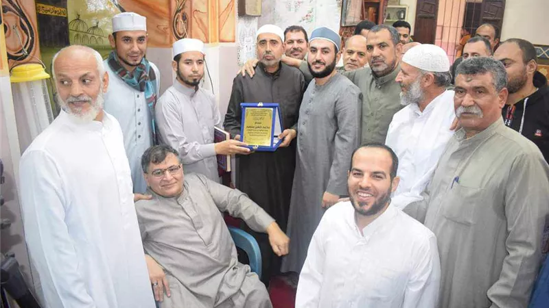 تكريم عامل أفنى حياته فى خدمة رواد مسجد بالشبانات بالزقازيق