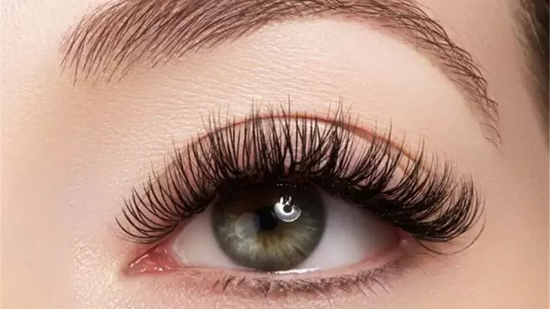 خبير يقدم وصفة طبيعية لصحة الرموش