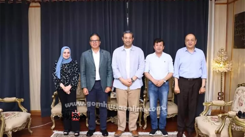إهداء درع المحافظة إلى شركة موبكو 