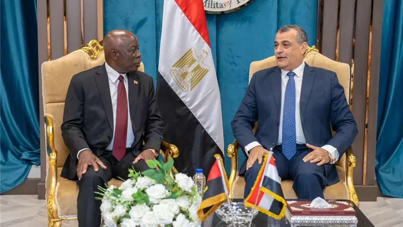 وزير الدولة للإنتاج الحربي يستقبل وزير الدفاع الوطني الأنجولي