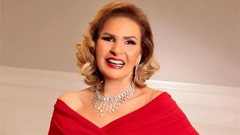 يسرا تهنئ فريق وأبطال مسرحية 