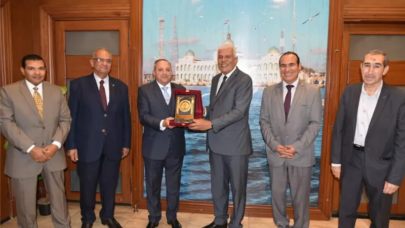 نقيب الزراعيين يهدى بورسعيد ٢٠٠٠ شجرة مثمرة