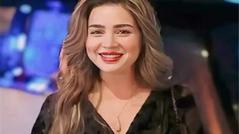 مى عز الدين تطالب بالدعاء لوالدتها