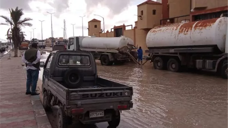 محافظ مطروح يتابع اعمال رفع مياه الامطار من شوارع المدن
