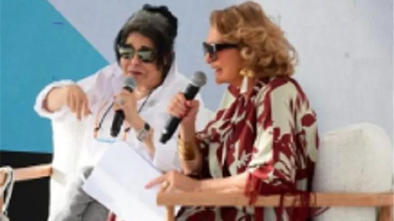 يسرا تهنئ إسعاد يونس على نجاح مسرحية 