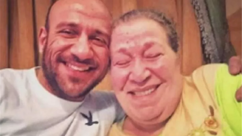 المهن التمثيلية تكشف موعد عزاء والدة احمد مكي