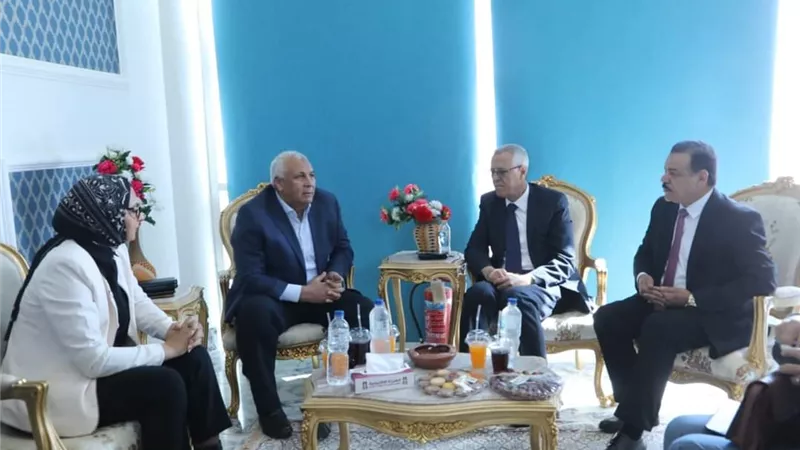 محافظ الوادي الجديد يلتقي أمين عام الجامعات الأهلية
