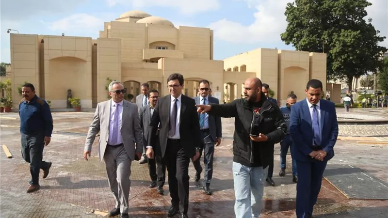 وزير الثقافة يتفقد تجهيزات افتتاح مهرجان القاهرة السينمائي ومتحف الفن الحديث