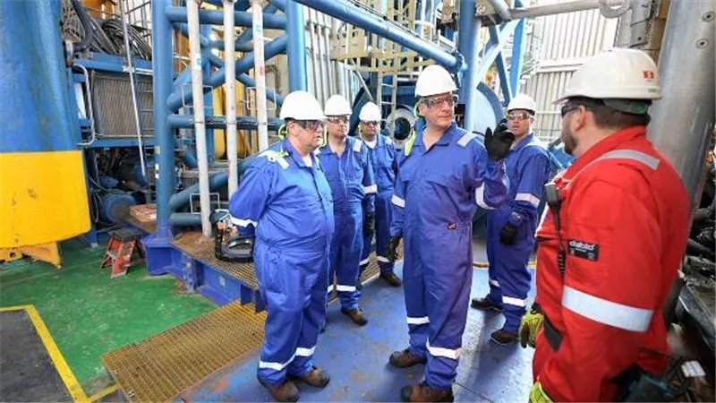 وزير البترول يتفقد أعمال حفر البئر الاستكشافية بشمال الضبعة البحرية