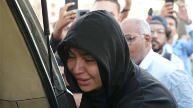 بالصور..انهيار مفيدة شيحة فى جنازة والدتها