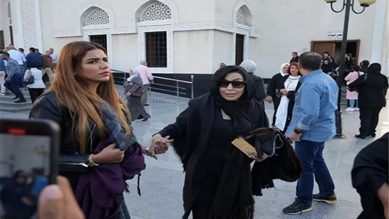 بالصور.. سهير جودة تساند مفيدة شيحة فى جنازة والدتها