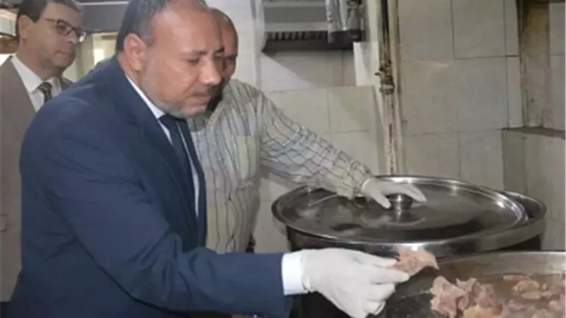نائب رئيس جامعة الأزهر يتفقد المطبخ المركزي للمدينة الجامعية بأسيوط
