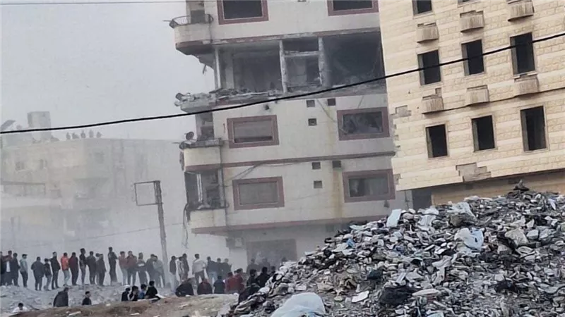 شهداء وجرحى في عدوان إسرائيلي استهدف مبنى في منطقة السيدة زينب بريف دمشق