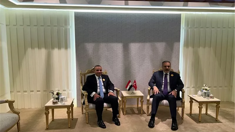 وزير الخارجية والهجرة يلتقي مع نظيره التركي في الرياض