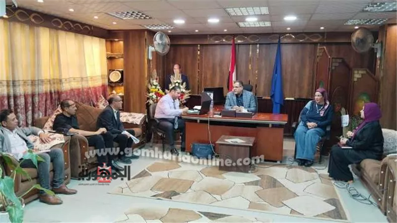 مدير تعليم دمياط يناقش ميزانيات المدارس وكفاءة العملية التعليمية