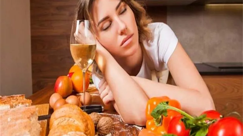 هل تشعر بالنعاس بعد الغداء.. إليك السبب والحل