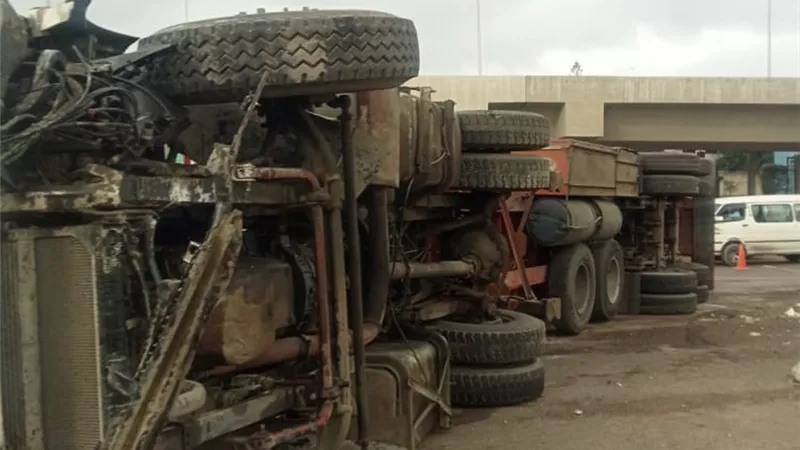 انقلاب سيارة نقل ثقيل بالطريق الصحراوى فى الإسكندرية