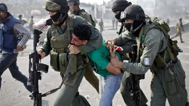 الاحتلال يعتقل 3 فلسطينيين من نابلس