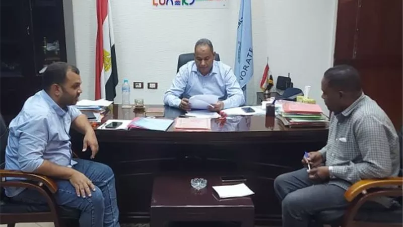 رئيس مركز إسنا يبحث الموقف التنفيذى لمشروعات 