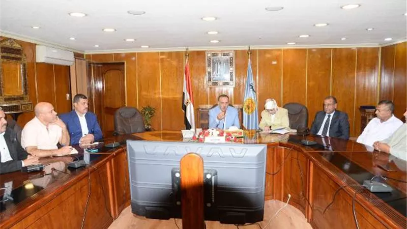 محافظ أسيوط يوجه بفتح منافذ لبيع اللحوم والخضراوات بأسعار مخفضة