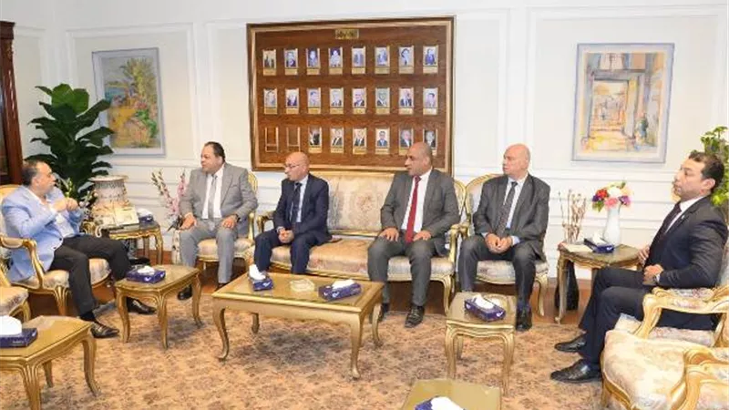 محافظ أسيوط: تقديم الدعم وتذليل العقبات أمام تنفيذ خطة هيئة محو الأمية