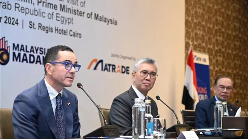 الخطيب يستعرض مع نظيره الماليزي فرص الاستثمار المشترك
