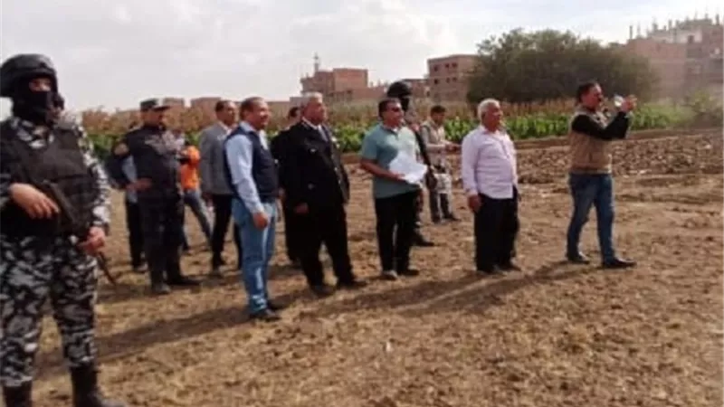 محافظ القليوبية يتابع إزالة منزل مخالف في باسوس بالقناطر الخيرية