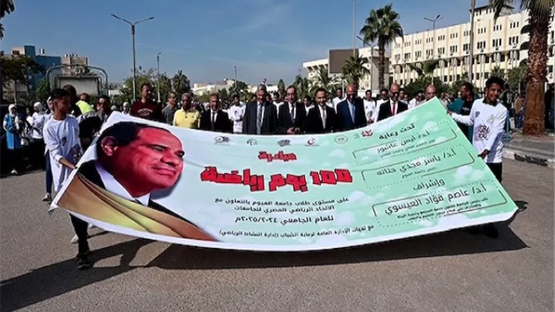 رئيس جامعة الفيوم يشارك الطلاب في مهرجان 