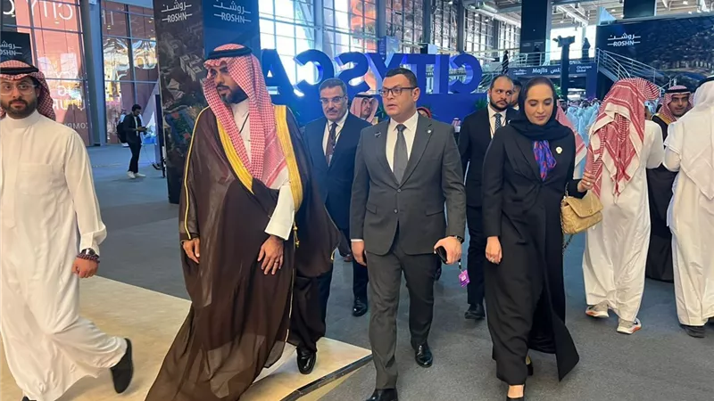 وزير الإسكان يعرض الفرص الاستثمارية المتاحة بمختلف أنواعها بالمدن الجديدة