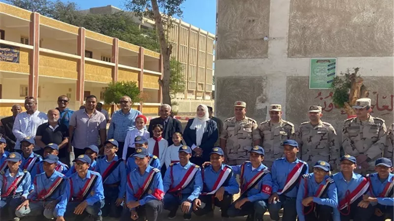 وكيل وزارة التعليم يشيد بالعروض العسكرية بمدرسة قنا