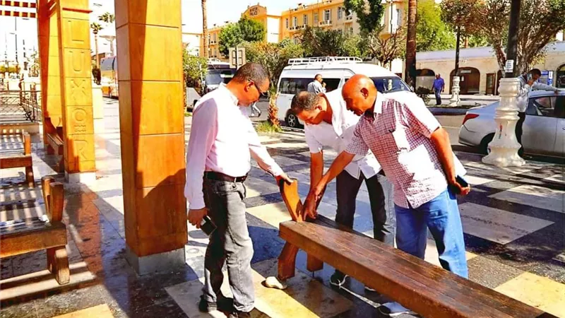 إجراء أعمال صيانة البرجولات والمقاعد بكورنيش النيل بالأقصر