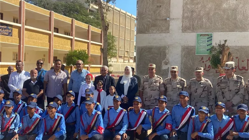 وكيل وزارة التعليم بقنا يشيد بالعروض العسكرية بمدرسة قنا الثانوية