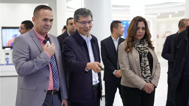 وزيرة التنمية المحلية تزور شركات صناعة السيارات الكهربائية بالصين