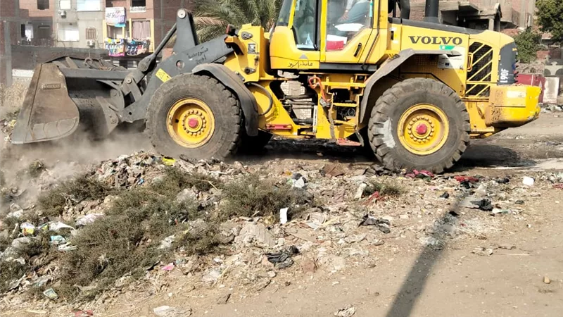 رفع 350 طن مخلفات وتراكمات قمامة من طريق أسيوط - سوهاج الزراعى