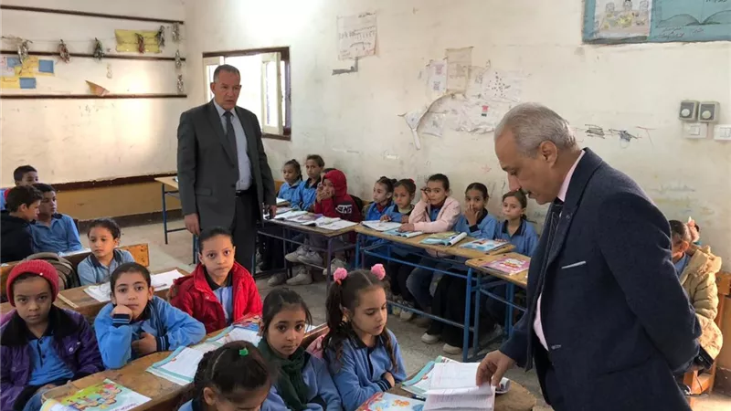 محافظ أسيوط يوجه بمتابعة المنظومة التعليمية بالمدارس