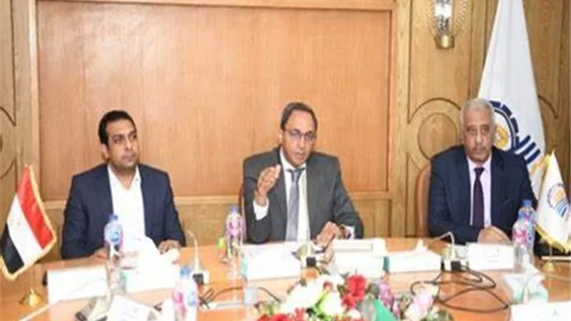محافظ قنا يتابع تنفيذ تكليفات مجلس المحافظين الأخير