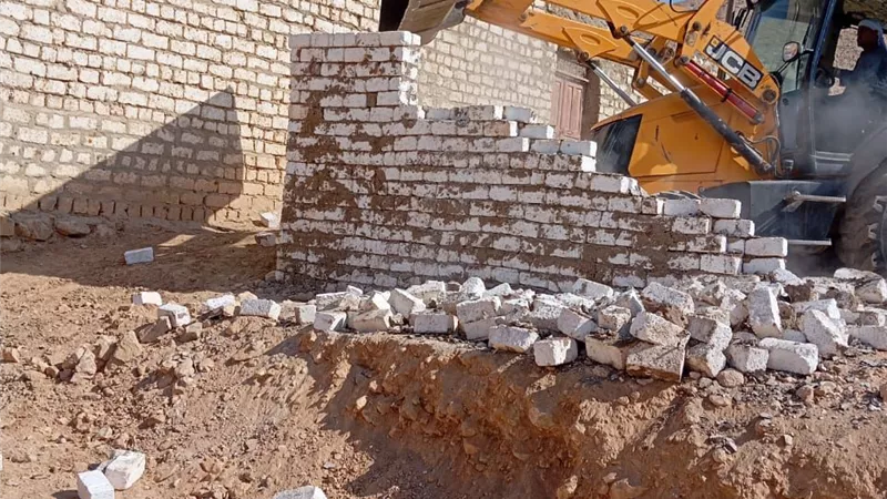 إزالة ١٠ حالات تعدى فى المهد على أراضى زراعية بمركز إسنا