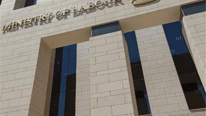 برواتب تصل إلى 8000 .. العمل تعلن فتح التقديم على وظائف بالسعودية